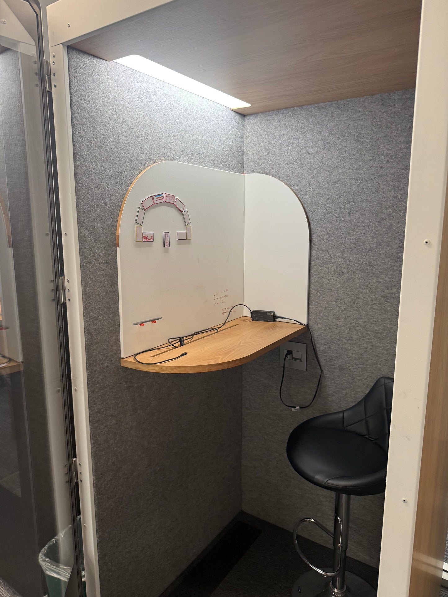 Room single person phone booths