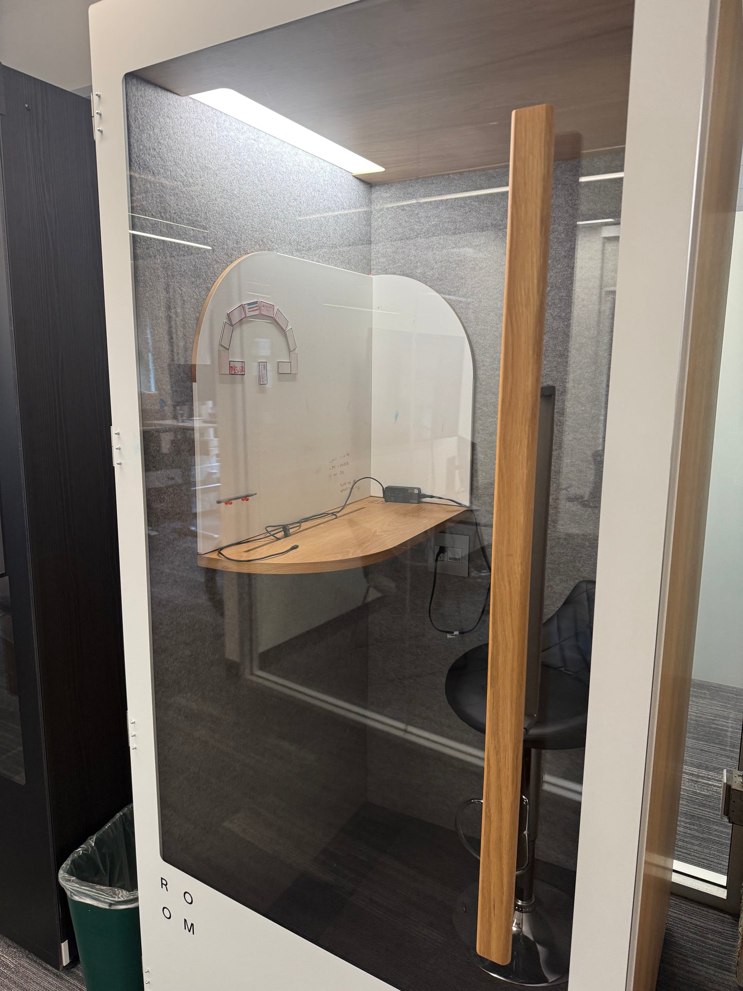 Room single person phone booths