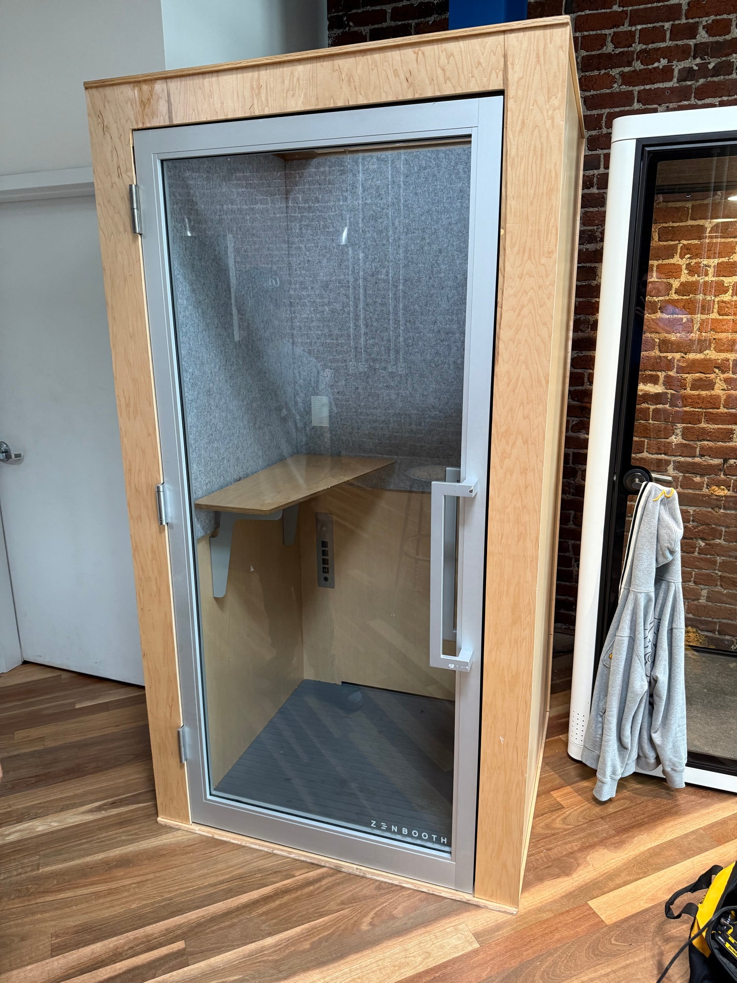 Zen booth single phone booth