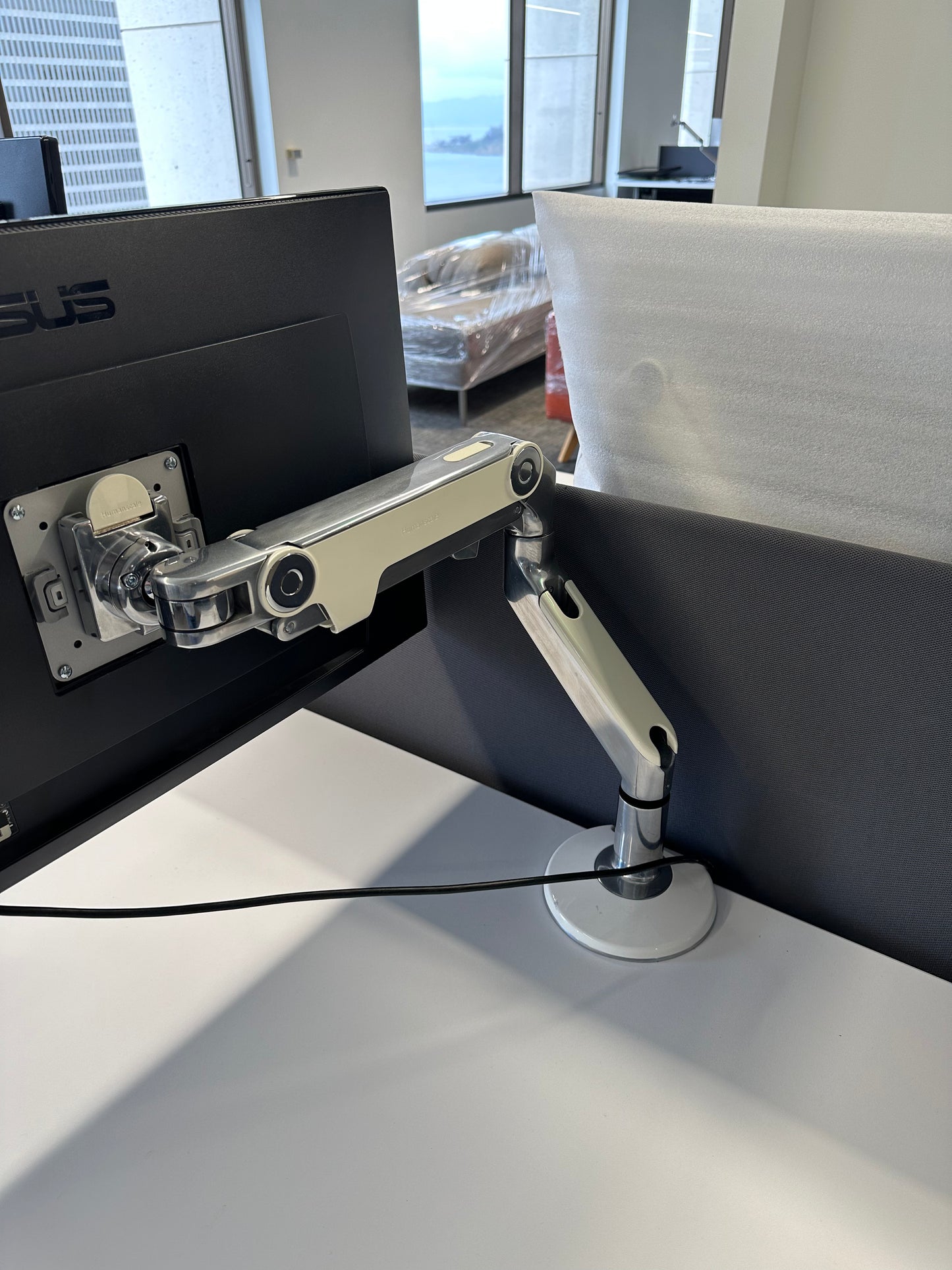 Humanscale adjustable single monitor arms